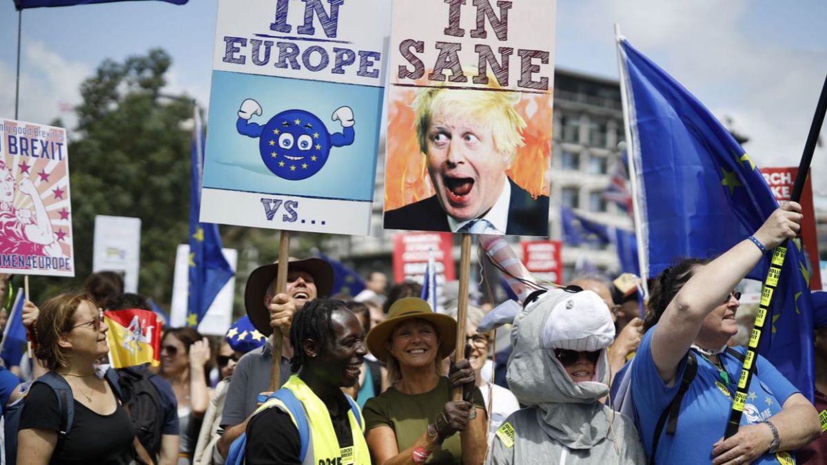 Marea Britanie: Mii de manifestanţi anti-Brexit pe străzile Londrei