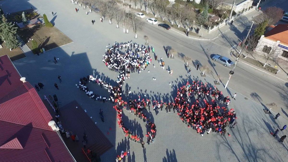 Mărțișor uman, la Comrat. 700 de elevi au format un mare simbol al primăverii (FOTO)