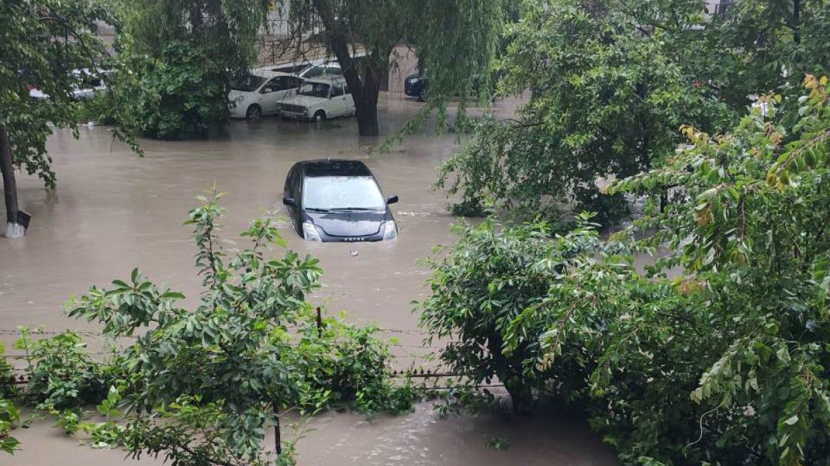 Mașină sub apă la Chișinău și procuratura inundată la Strășeni. Stricăciunile ploii de noaptea trecută