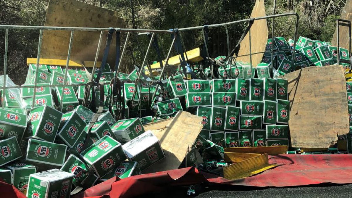 Mii de cutii de bere s-au împrăştiat pe o autostradă din Australia, după ce un autocamion s-a răsturnat (VIDEO)