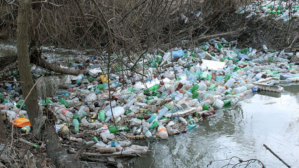 Ministerul Mediului îi dă din deget Primăriei: „Aveți 30 de zile la dispoziție să rezolvați problema deșeurilor din albia râului Bâc”