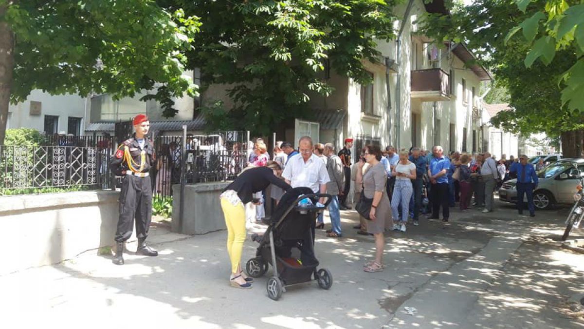 UPDATE Moldovenii cu cetățenie română stau în cozi pentru a vota la europarlamentare (FOTO)