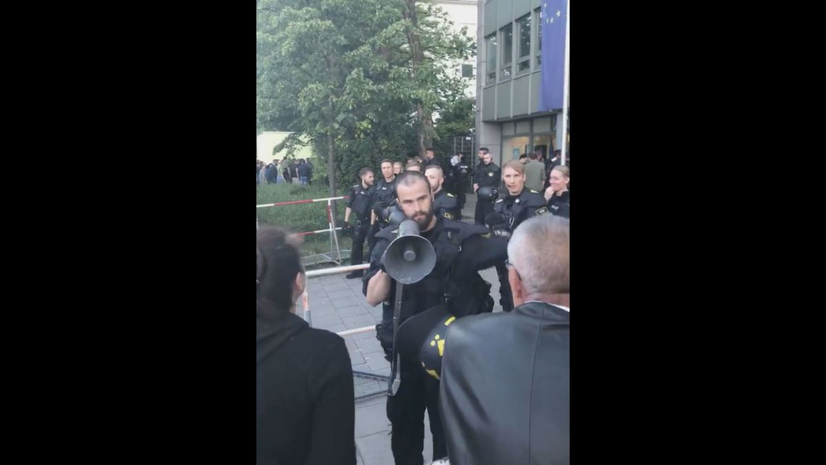 Moment emoționant la Munchen: Unui polițist i-au dat lacrimile când zeci de români i-au mulțumit pentru că i-a ajutat să voteze (VIDEO)