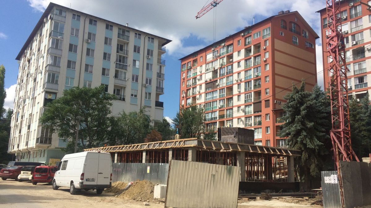 Se pot trezi cu o parcare sub fereastră. Mai mulți locatari de la Botanica cer sistarea unei construcții din imediata apropiere a casei lor (GALERIE FOTO)
