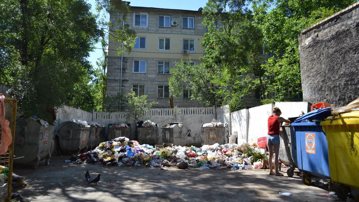 Nicio zi fără inovații la Primăria capitalei: Platforme subterane pentru evacuarea deșeurilor (VIDEO)