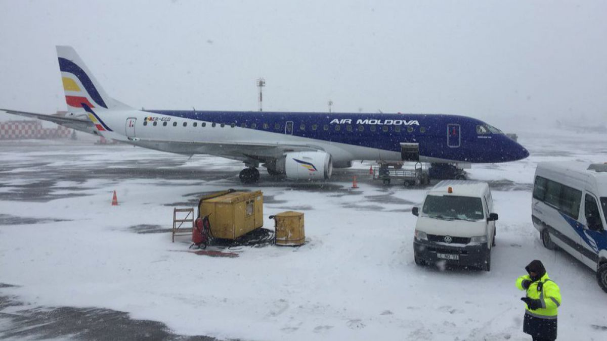 Ninsoarea a perturbat activitatea Aeroportului Internațional Chișinău. Mai multe curse se rețin, iar unele zboruri au fost anulate