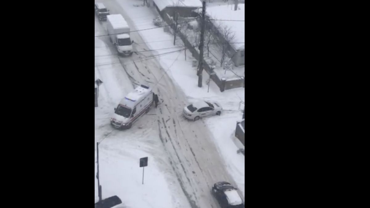 O ambulanță a rămas blocată în mijlocul drumului. Traficul este îngreunat din cauza ninsorii  (VIDEO)