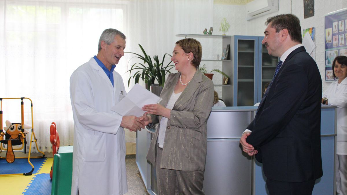 Medicamente pentru tratamentul copiilor cu arsuri grave, în loc de bomboane de Ziua Copiilor. Isprava unei bănci de la noi
