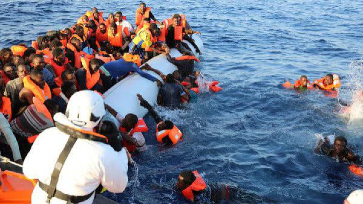 O barcă de 10 metri care transporta 200 de imigranți a naufragiat. Cel puțin 10 oameni au murit