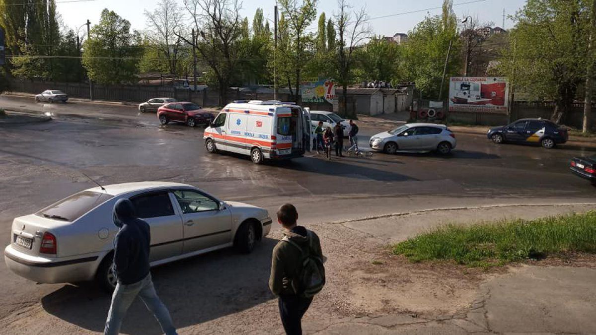 O biciclistă, lovită de un automobil în sectorul Buiucani (FOTO, VIDEO)