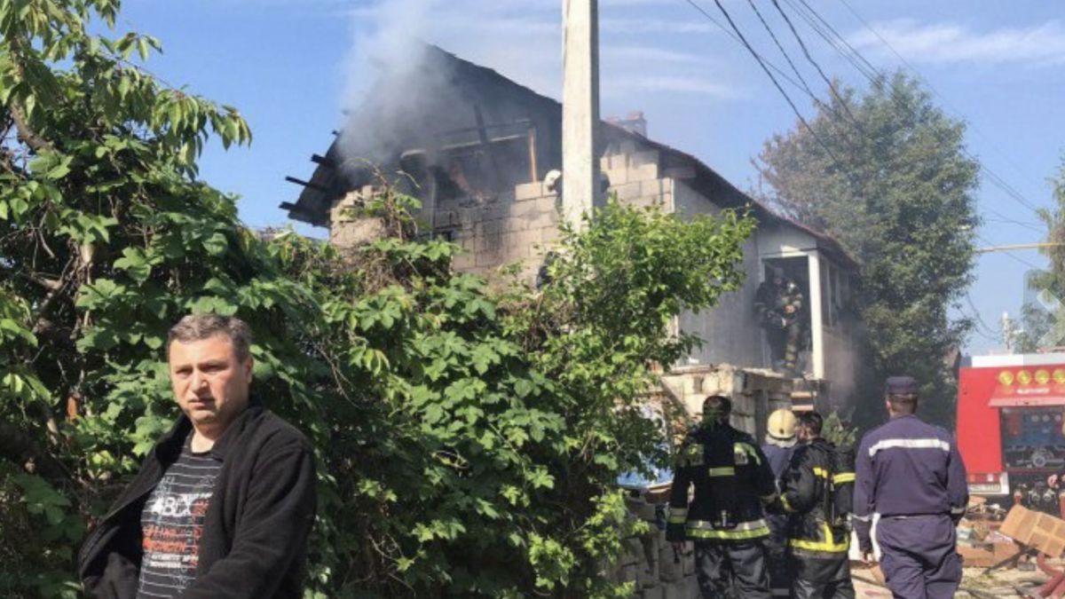 O casă din Durlești a luat foc. Pompierii au depistat butelii de gaz în interior