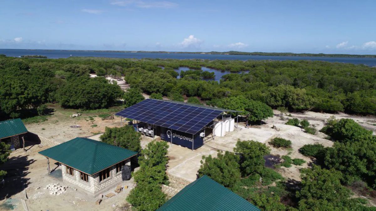 O centrală solară a rezolvat problema apei potabile în Kenya. La ce au ajutat bateriile Tesla