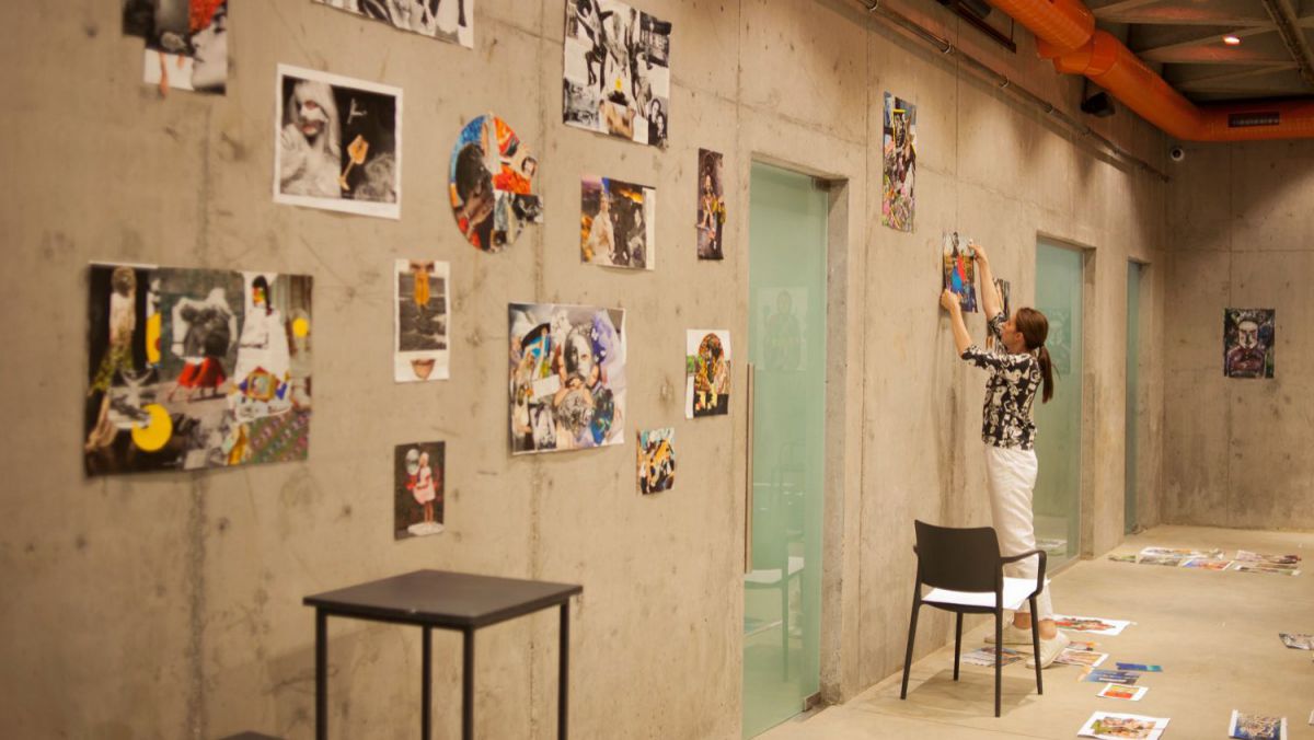 O expoziție de picturi, colaje, sculpturi și piese vestimentare se lansează la Chișinău. Cu cât se vor vinde operele