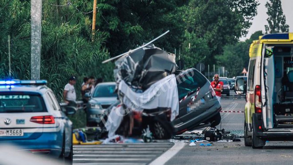 O familie de moldoveni, formată din șase persoane, implicată într-un grav accident în Italia. Tatăl și fiica de 13 ani au decedat