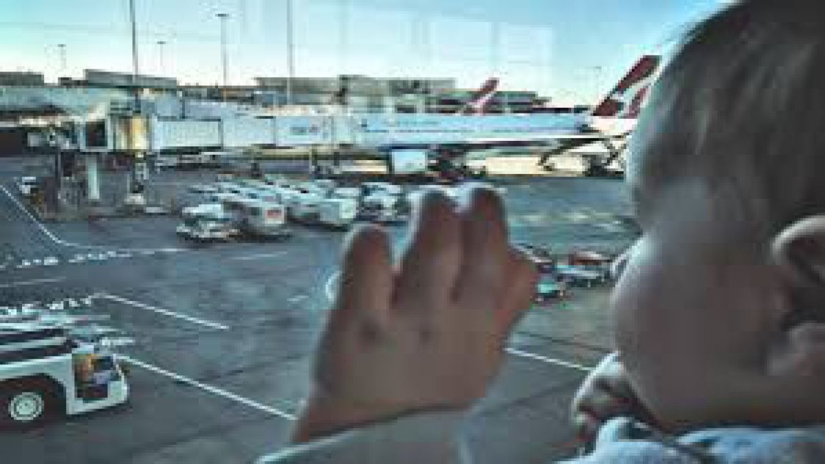 O femeie a fost arestată pe aeroportul din Filipine după ce a ascuns un bebeluș într-un rucsac