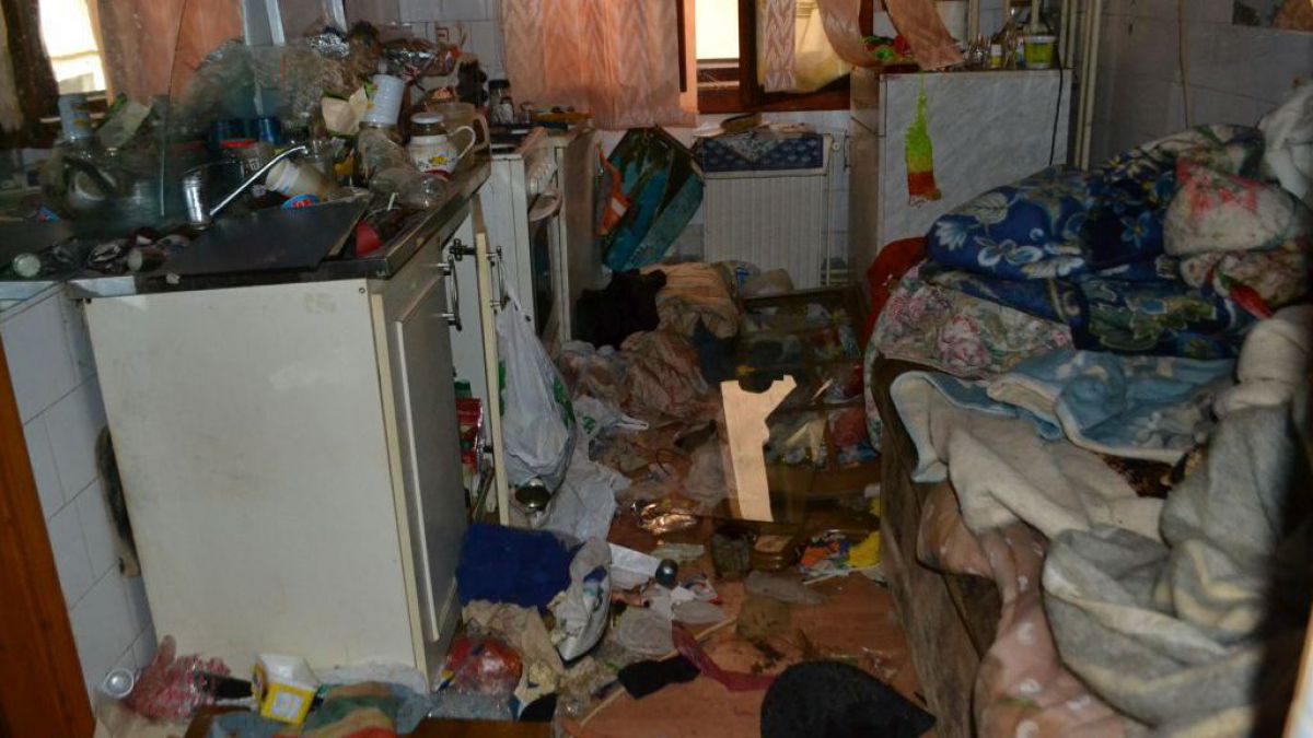 O fostă asistentă medicală din Căușeni și-a transformat apartamentul într-o groapă de gunoi. Ce spun autoritățile (VIDEO)