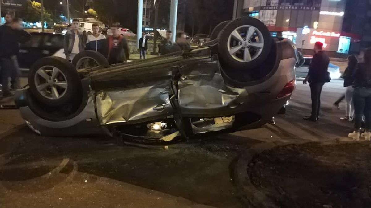 Un Nissan s-a răsturnat pe bd. Dacia. Șoferul Volkswagen-ului, care se deplasa de pe bd. Decebal, nu i-a cedat trecerea (FOTO)