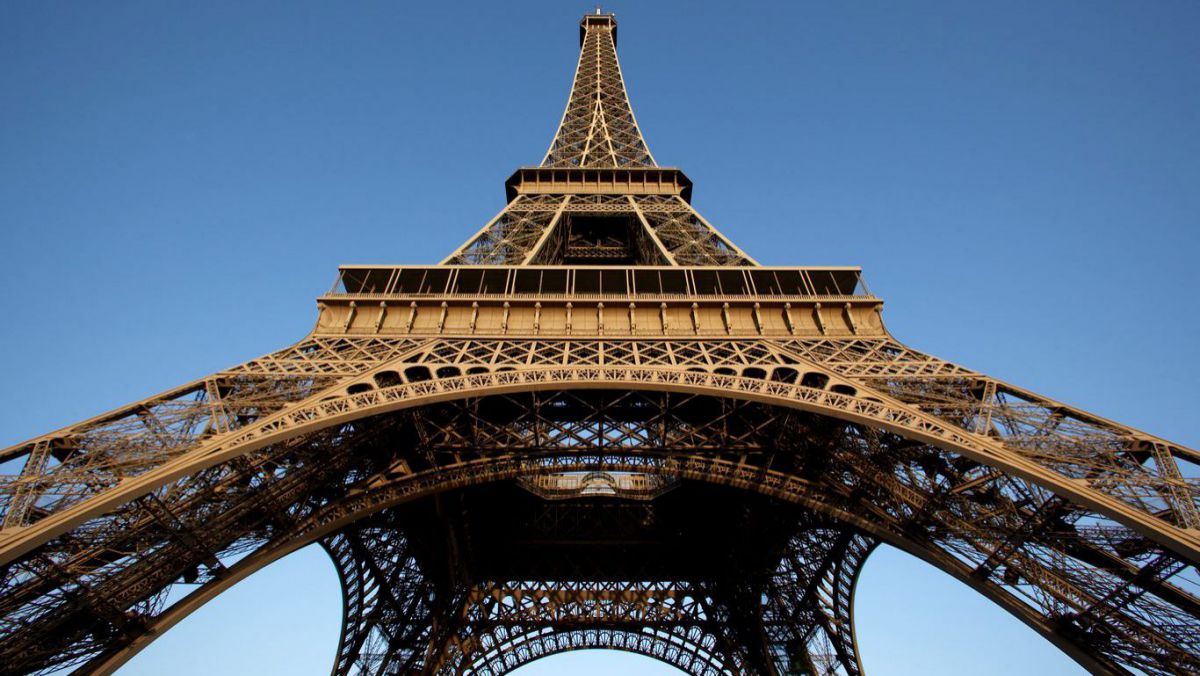 O porţiune din scara originală a Turnului Eiffel, vândută pentru aproape 170 de mii de euro