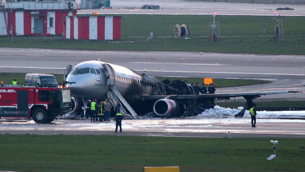 O stewardesă a salvat mai mulți pasageri din avionul care a ars pe aeroportul de la Moscova. Mărturiile tinerei