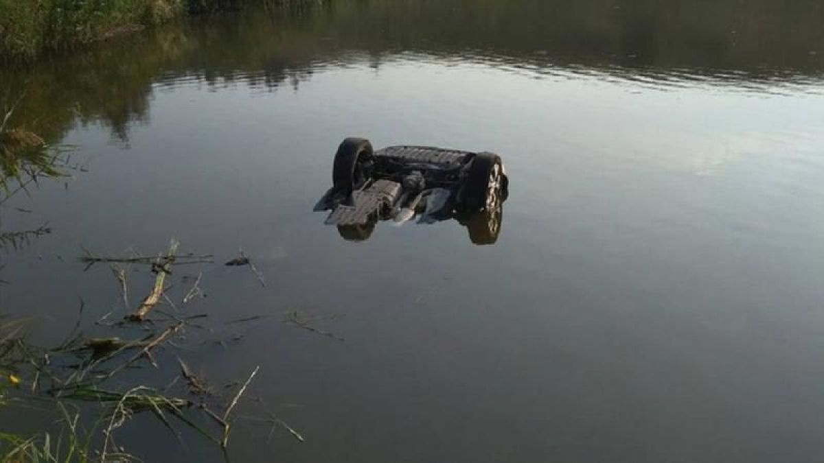 Ocnița: Două persoane găsite fără suflare într-un automobil scufundat în iaz