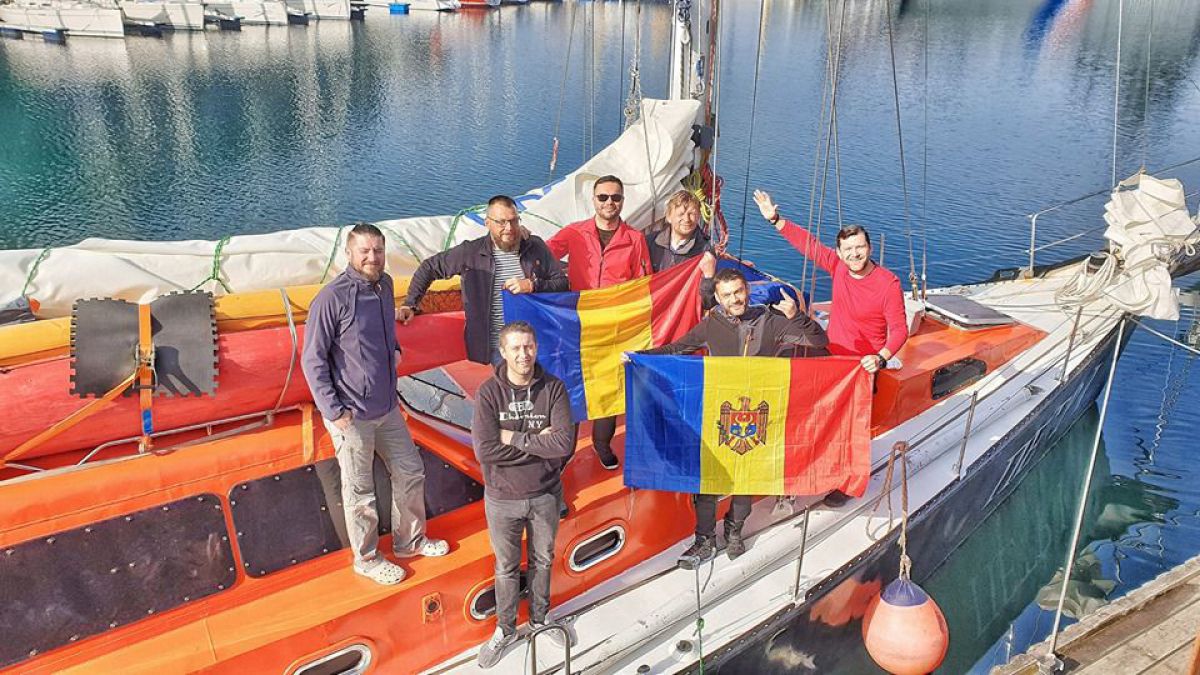 Opt aventurieri, printre care cinci moldoveni, au pornit într-o expediție printre ghețari și balene. Iată primele impresii din „jurnalul de bord”