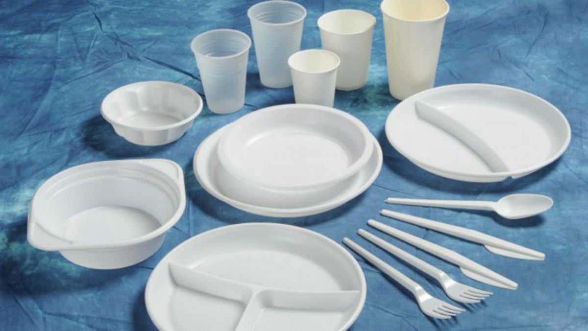 Parlamentul introduce sancțiuni pentru utilizarea și comercializarea pungilor și veselei din plastic. Care este valoarea amenzilor