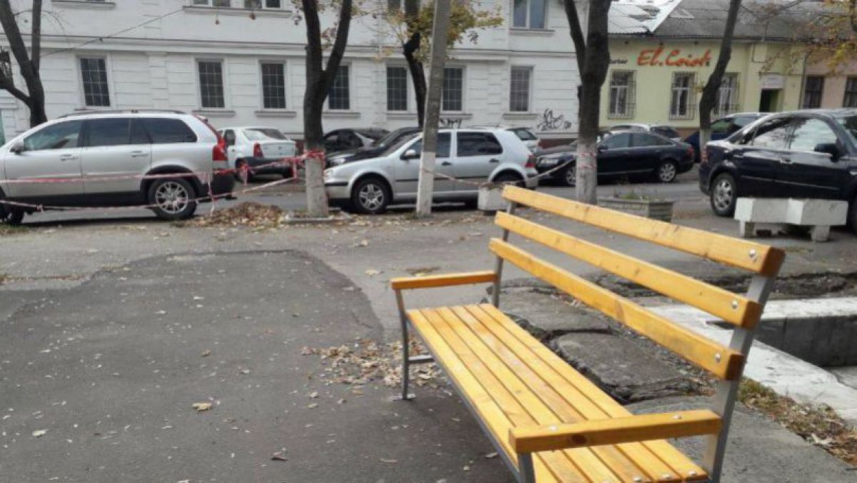 Pe teritoriul municipiului Chișinău vor fi instalate 700 de bănci noi. Câți bani a alocat Primăria
