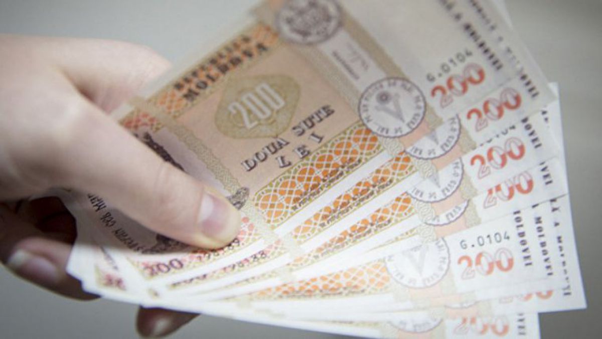 Peste jumătate dintre cetățenii moldoveni trăiesc la limita subzistenței. Salariul care i-ar motiva să rămână acasă