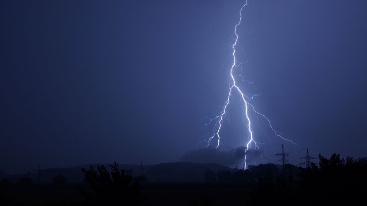 Ploi și averse cu descărcări electrice: Iată cum va fi vremea în această săptămână