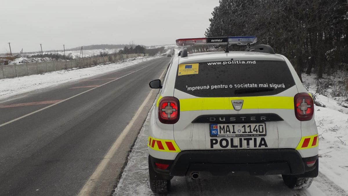 Polițiștii de patrulare, colindați înainte de a ieși la muncă de Crăciun (VIDEO)