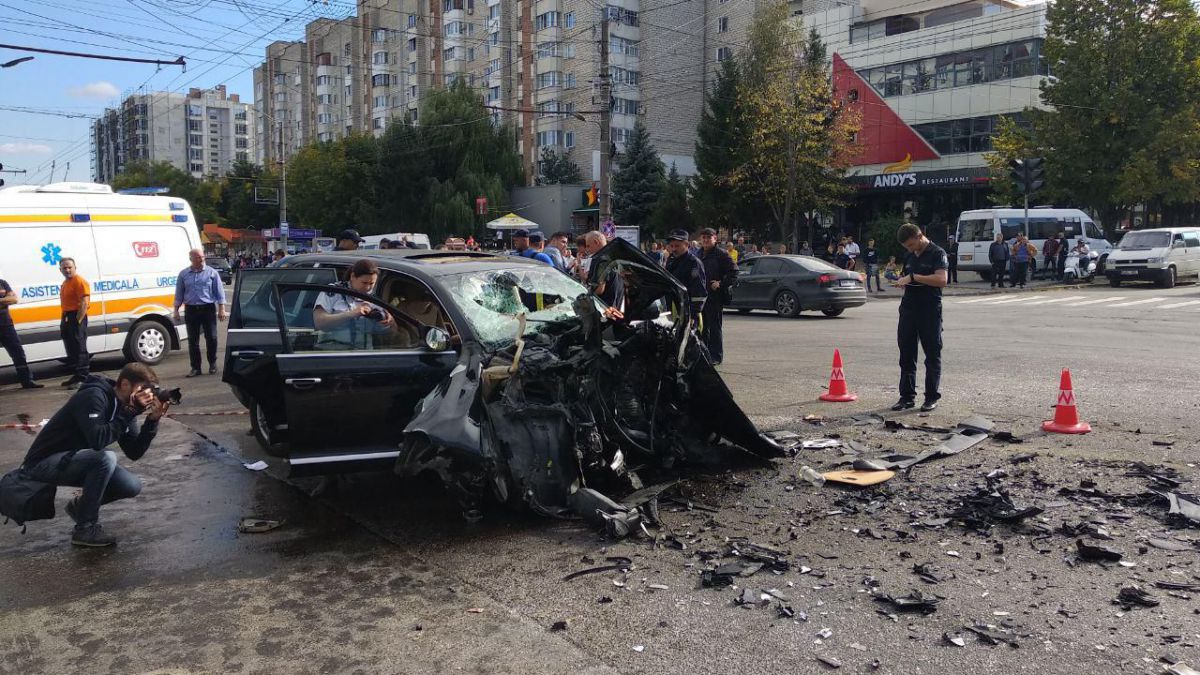 Poliția: Accidentul de la Buiucani s-ar fi produs din cauza vitezei excesive și a trecerii la roșu