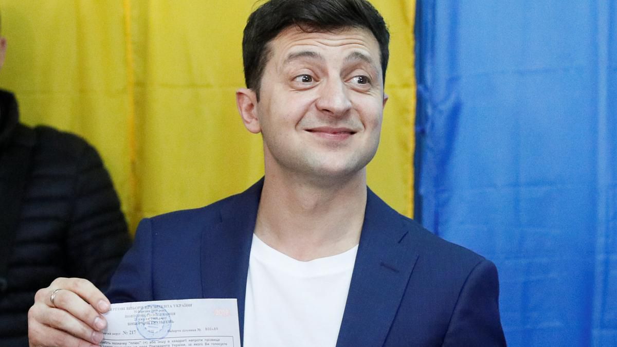 Poliția l-a vizitat pe Zelenski după ce acesta a arătat buletinul de vot. El riscă o amendă cu echivalentul a 350 de lei