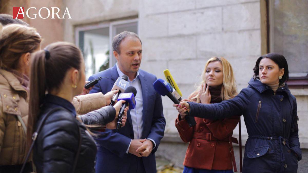 Și azi politicienii se întrec în felicitări. Iată ce le urează aceștia dascălilor, cu ocazia zilei profesionale