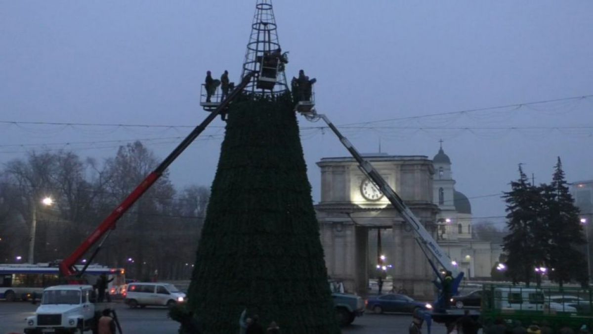 Pomul de Crăciun va fi inaugurat diseară. Ce program artistic promit autoritățile