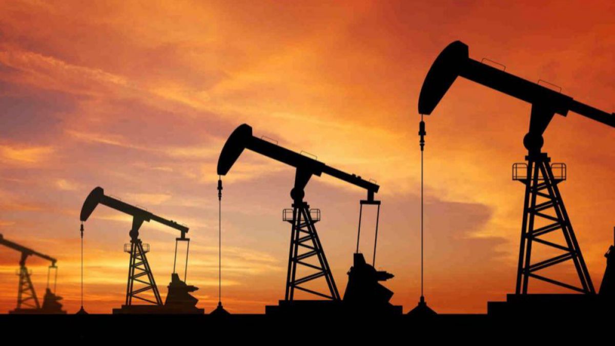 Preţul petrolului a mai scăzut cu circa 7%. În R. Moldova însă prețurile la benzină rămân stabile