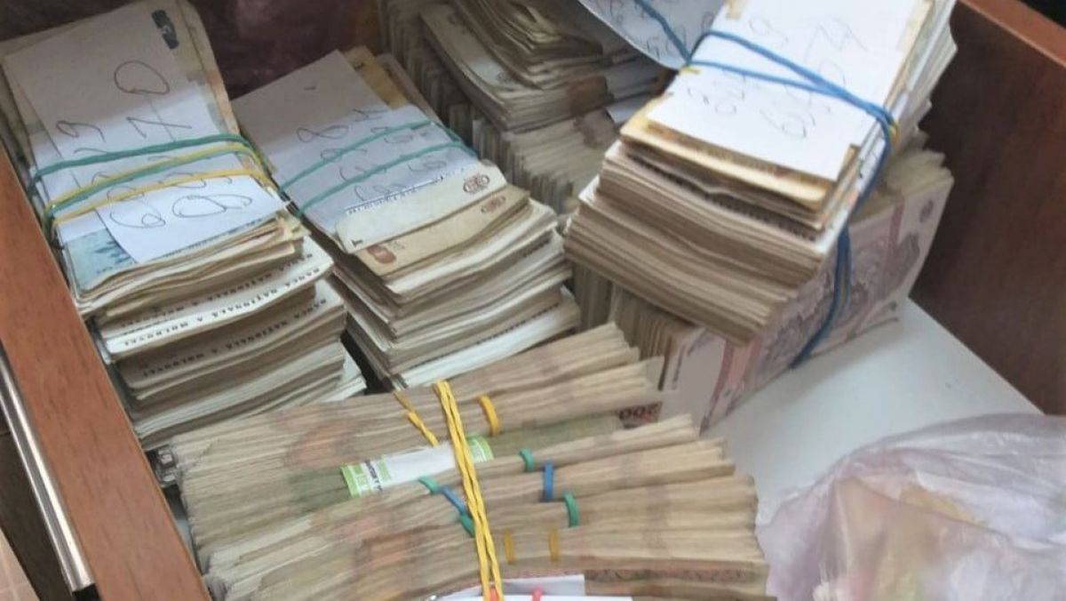 Prejudiciu adus statului de peste 30 de milioane de lei. Cinci persoane au fost reținute