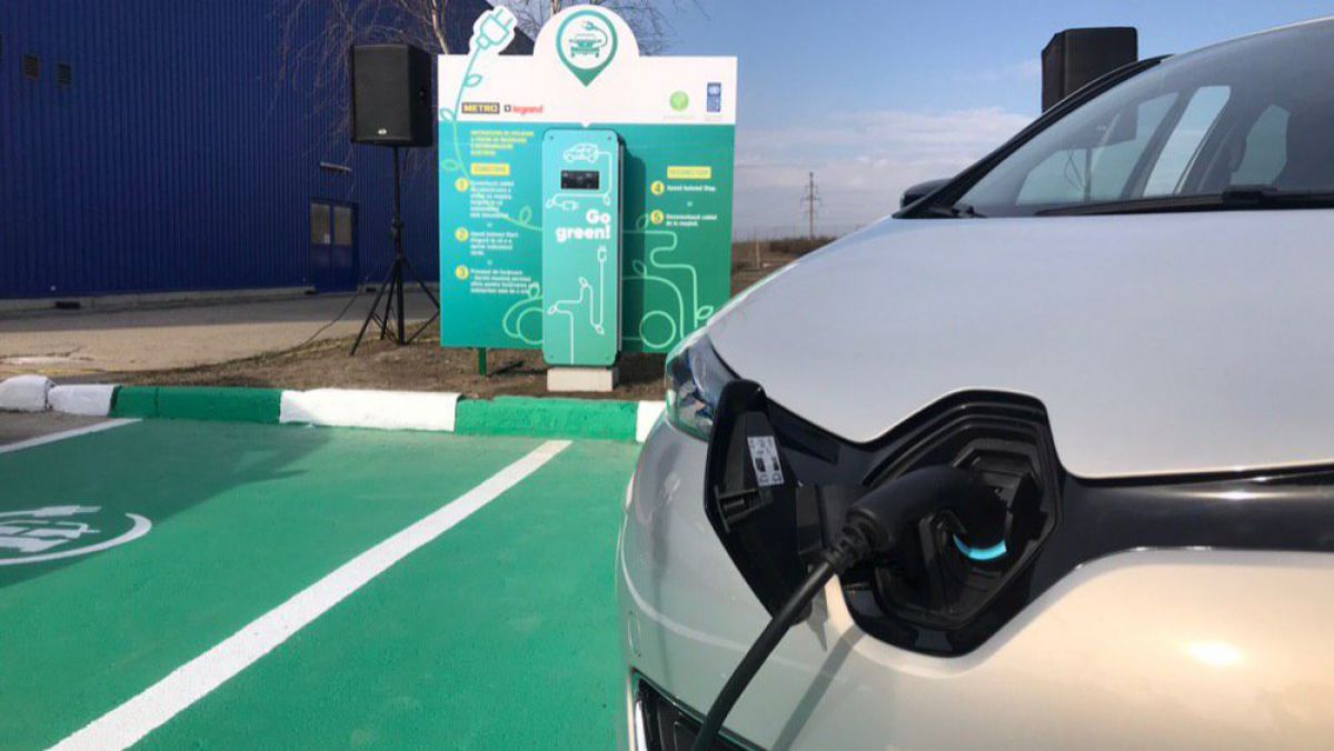 Prima stație de mașini electrice, inaugurată în capitală. Automobilele prietenoase cu mediul vor fi putea fi încărcate gratuit (FOTO)