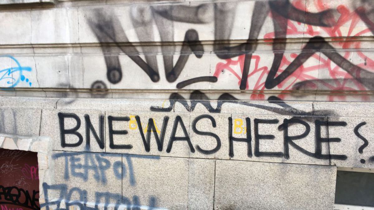 Primăria Chișinău îndeamnă oamenii să-i raporteze la 112 pe cei care „urâțesc spațiul public” prin vandalizarea pereților