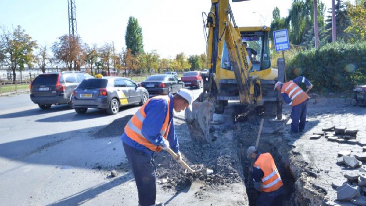 Primăria promite sa scăpăm de „mica Veneție” de pe strada Albișoara. Au început lucrările de reparație a canalizării pluviale