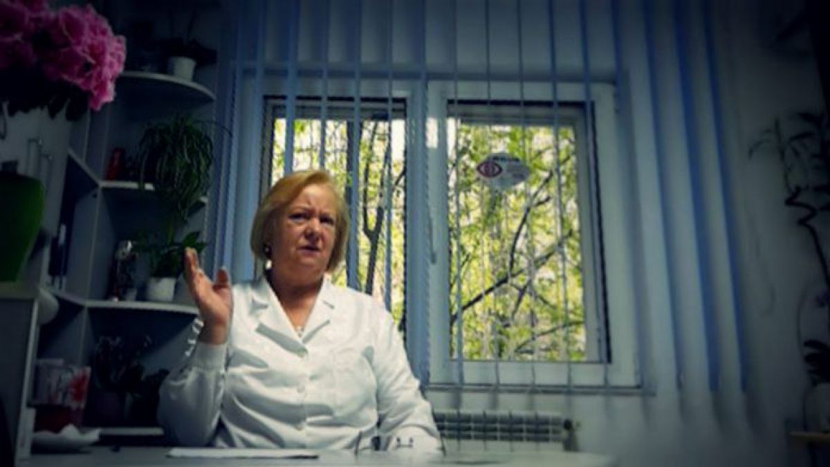 Primea pacienți într-un apartament, stabilea diagnoze și indica tratament. O femeie din România se dădea drept ginecolog, fără să aibă calificările necesare 