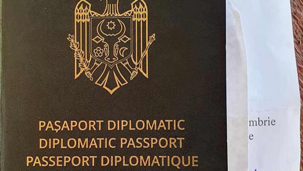 Primul pașaport diplomatic ridicat la frontieră. Vasiloi: „Cei care le folosesc, deși nu mai au dreptul, vor fi puși în rândul fără prioritate” (DOC)