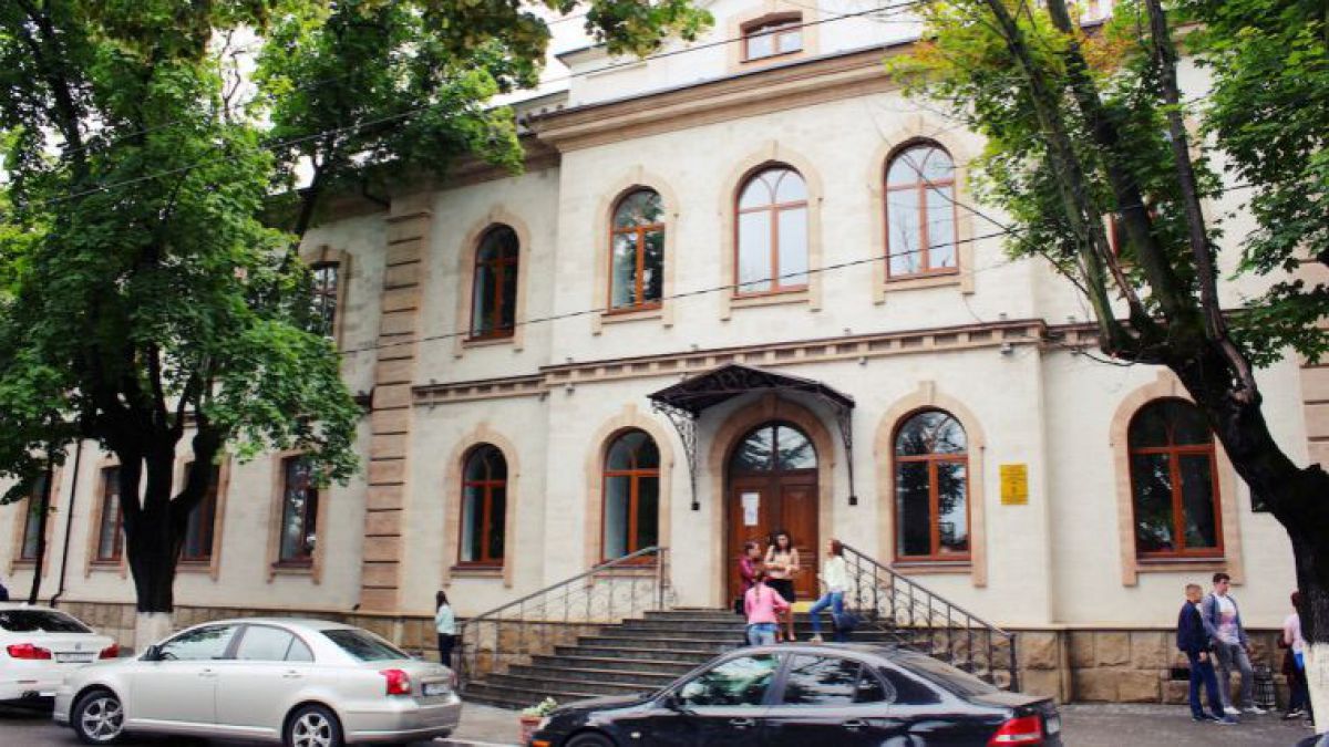 Procurorii l-au reținut pe decanul Facultății de Drept a USM. A primit bani pentru a ajuta niște doctoranzi să susțină tezele
