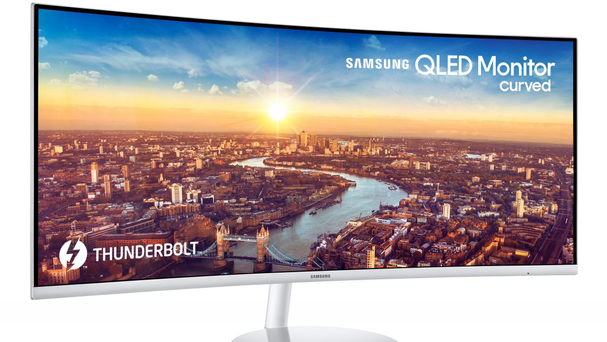 Programele preferate, privite la un alt nivel. Samsung îți prezintă ecranele curbate, noul nume al confortului