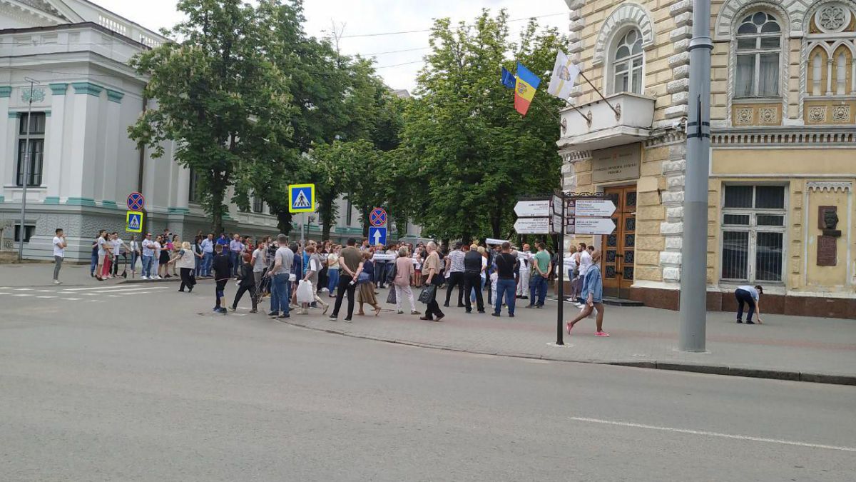 Protest la Primăria Chișinău: Zeci de oameni au venit să-l susțină pe fermierul care a vărsat lapte pe pragul instituției