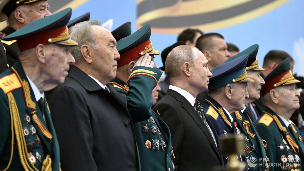 Putin, alături de Nazarbaev la parada uriaşă de la Moscova, organizată în Piaţa Roşie. La festivitate a venit și Gorbaciov (FOTO)