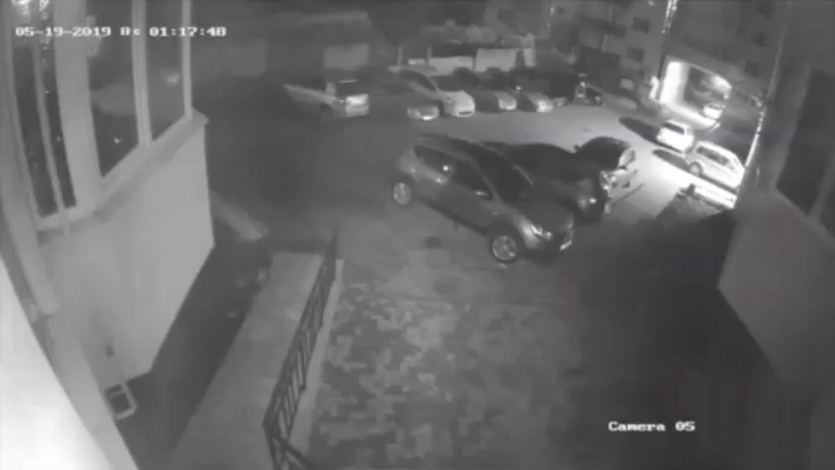Reglare de conturi în Chișinău? 13 automobile au căzut pradă flăcărilor în timpul nopții. Momentul incendierii unei mașini (VIDEO)