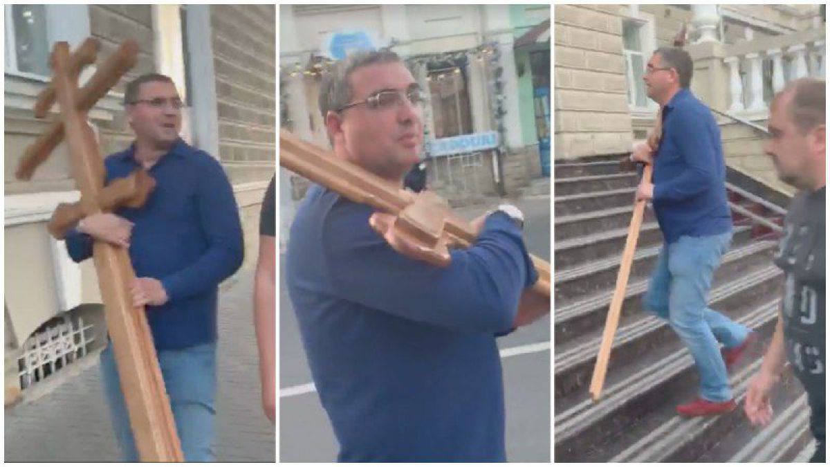 Renato Usatîi a venit cu o cruce de lemn la MAI: „Un dar pentru Năstase ca să-i fie mai ușor când merge în teritoriu”(VIDEO)