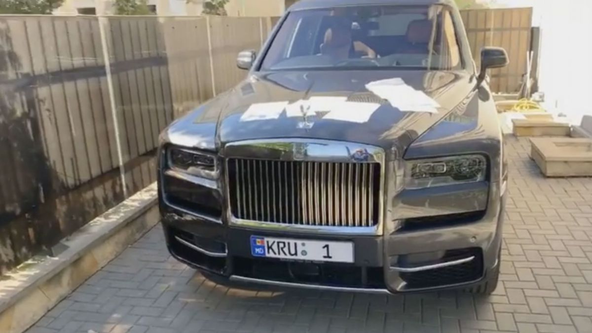 Renato Usatîi se laudă pe Facebook cu noua sa bijuterie pe patru roți: Cât a costat Rolls-Royce-ul surprins ieri la vama Leușeni (FOTO, VIDEO)