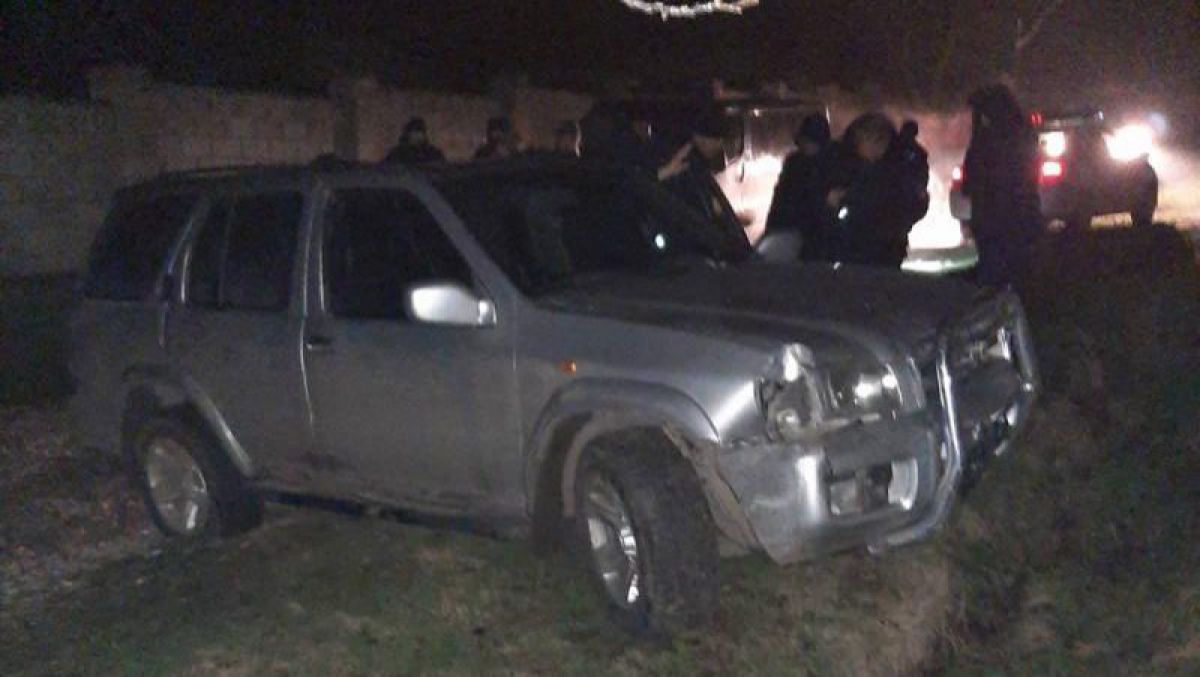 Reținere cu focuri de armă. Cinci bărbați au încercat să fugă de polițiștii de frontieră, dar au ajuns cu mașina într-o poartă