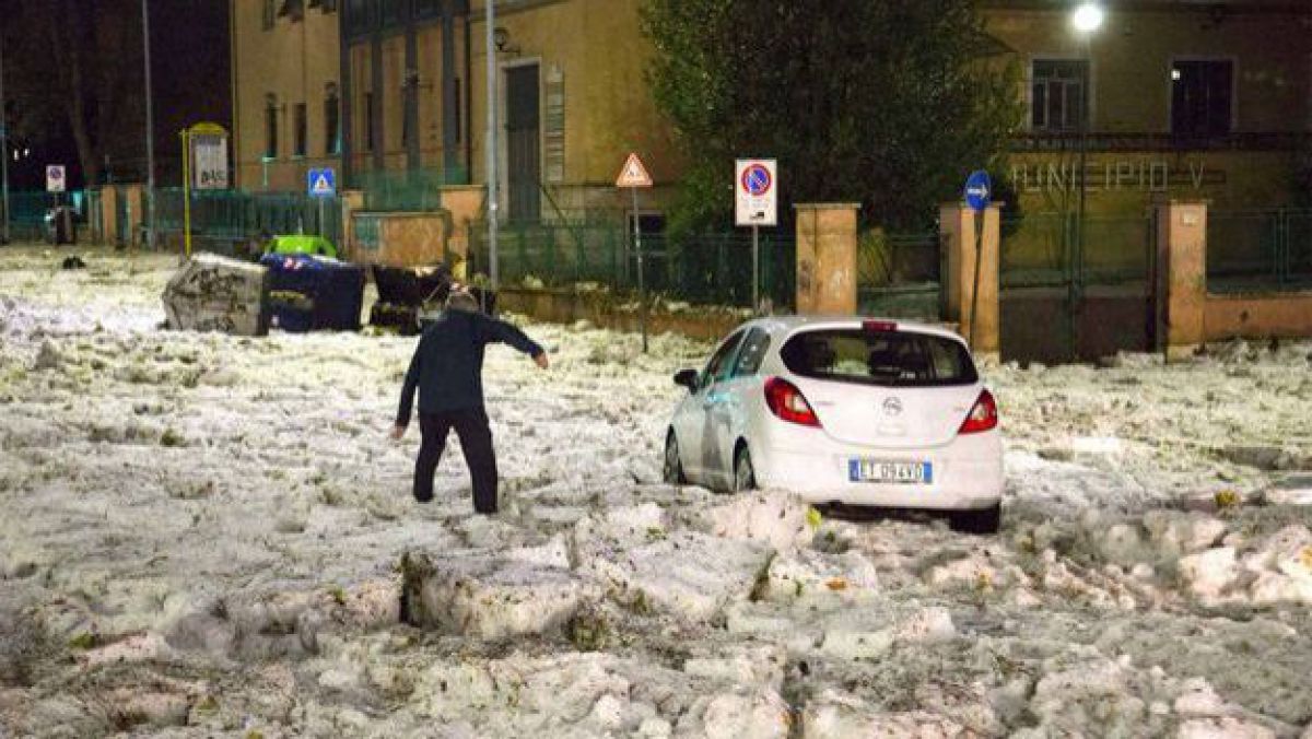 Roma: Pentru câteva ore capitala Italiei s-a transformat într-un ghețar uriaș. Intemperia a inundat stații de metrou și străzi